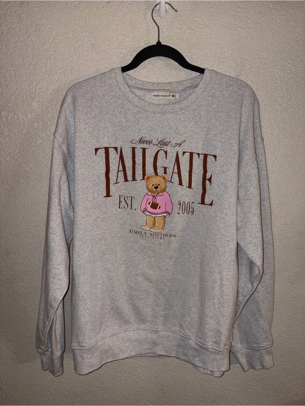 🏈🧸EUC Simply Southern "Never Lost a Tailgate🏈🧸Crewneck Sweatshirt" Lt. Gray🩶M-L - Picture 5 of 10